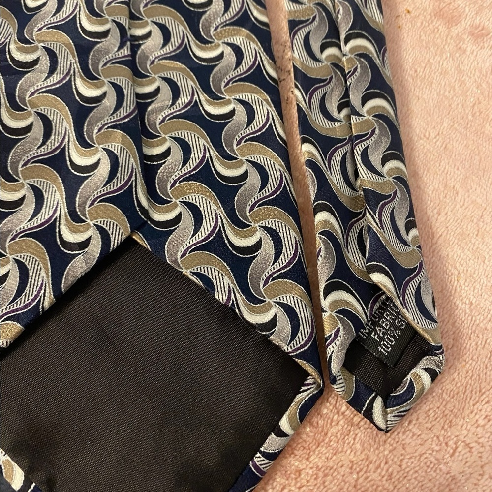 Elegant Black and Gold Patterned Tie - Picture 6 of 7